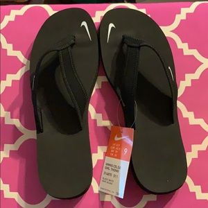New Nike women’s Celso Flip Flops size 9